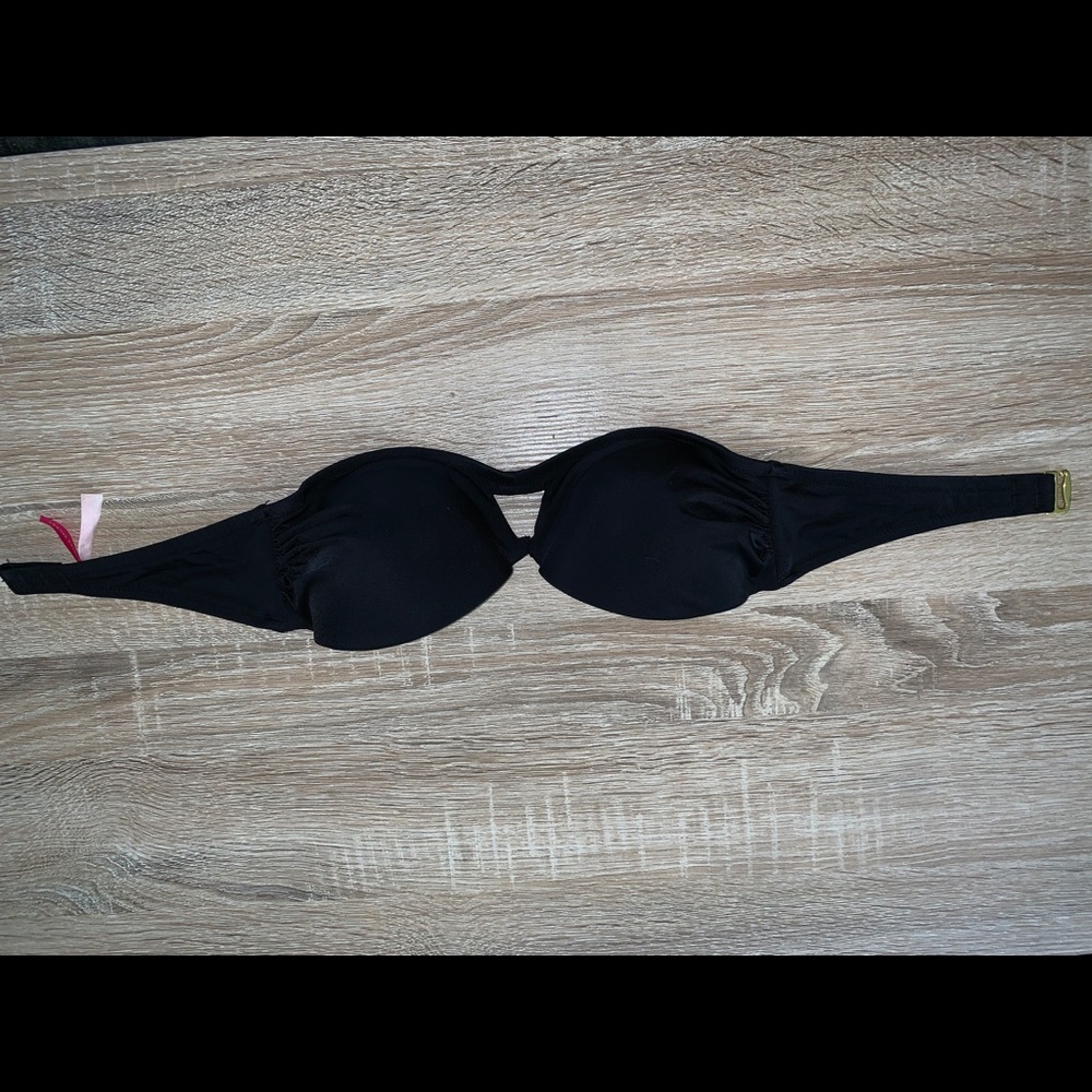 Strapless bikini top.
